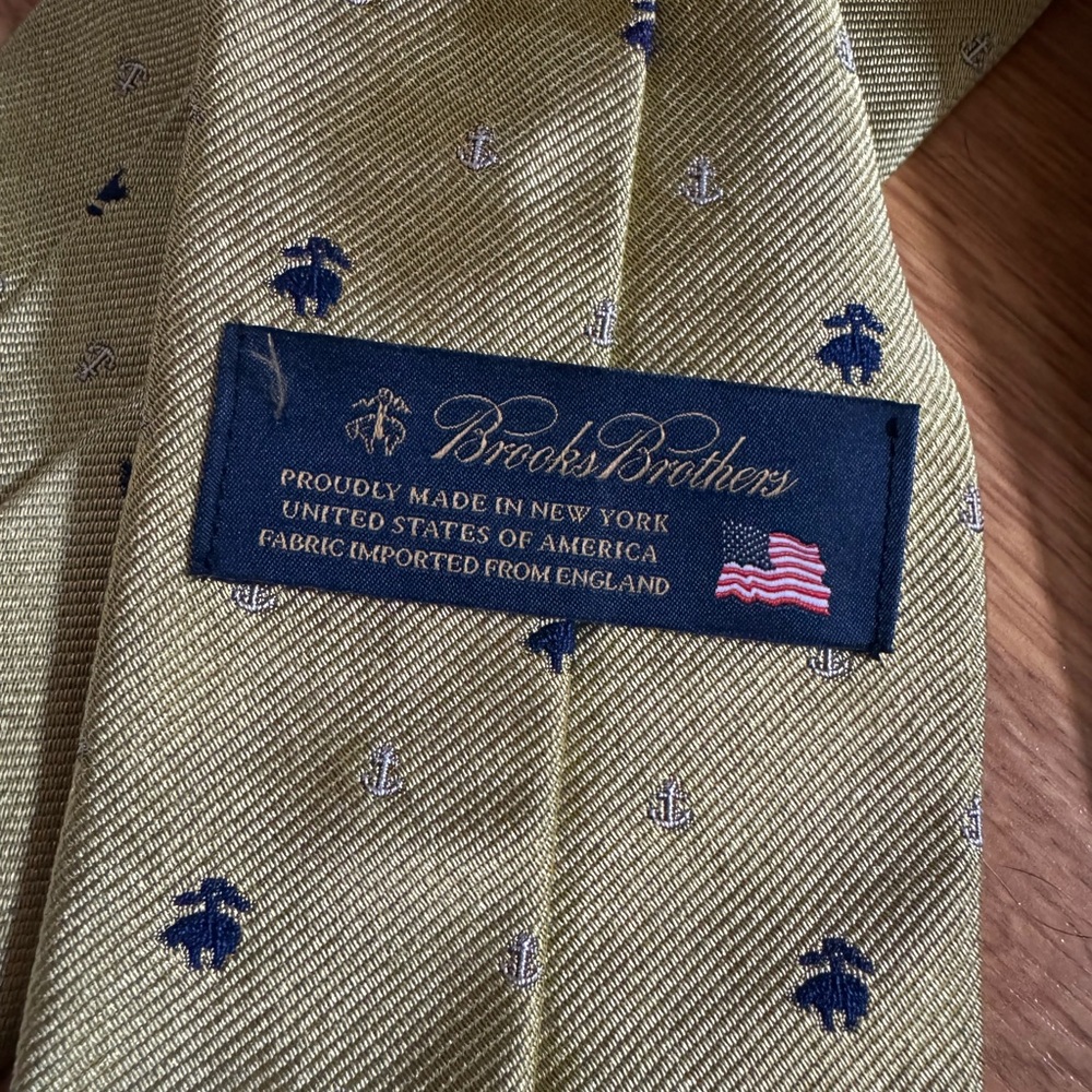 Brooks Brothers Yellow With Anchors & Logo Design 100% Silk Men's Necktie - Picture 3 of 4